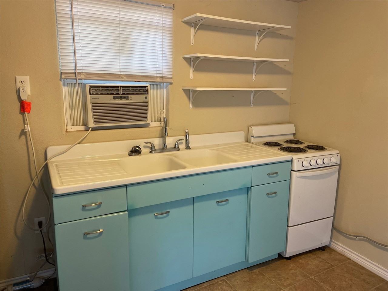 857 Vine St - Photo 3 of 7