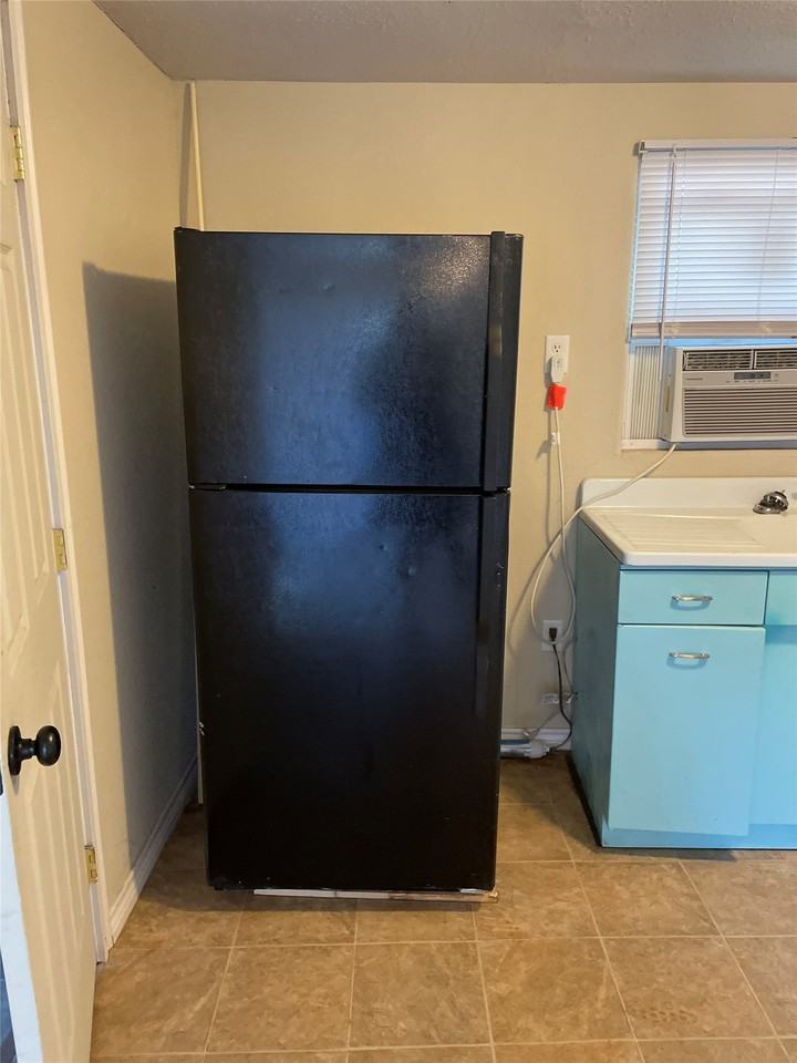 857 Vine St - Photo 4 of 7