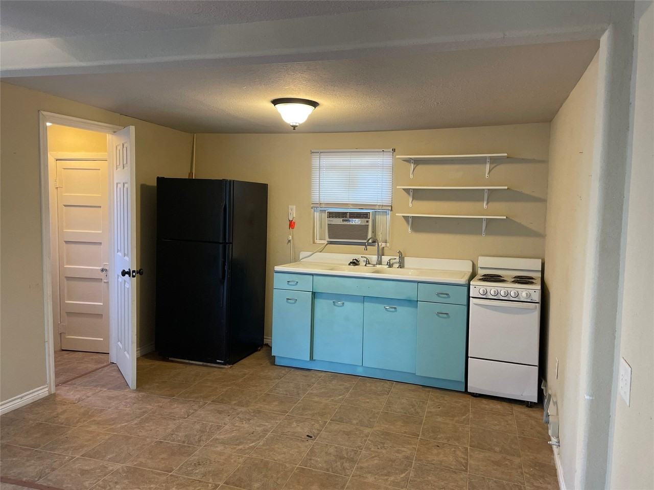 857 Vine St - Photo 5 of 7