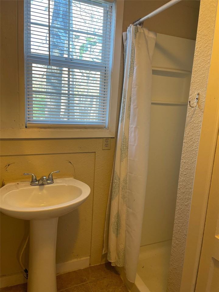 857 Vine St - Photo 7 of 7
