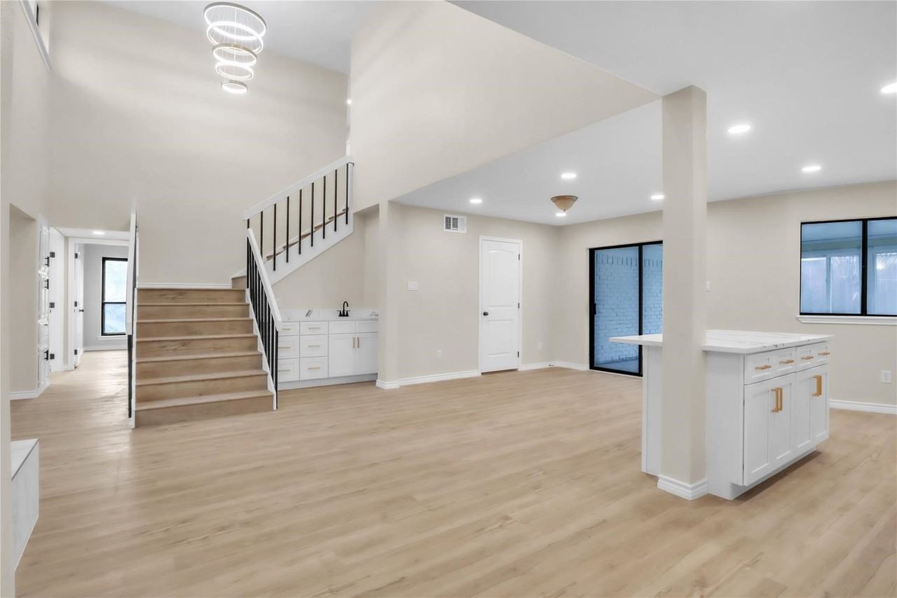 600 Flintridge Ct - Photo 3 of 14