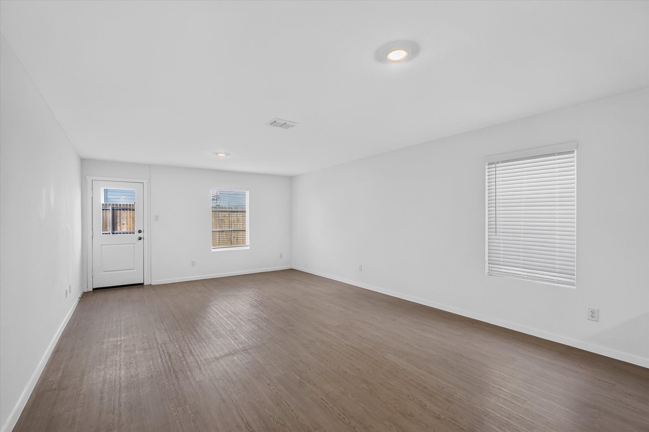 924 Sandhill Crane Ln - Photo 2 of 32