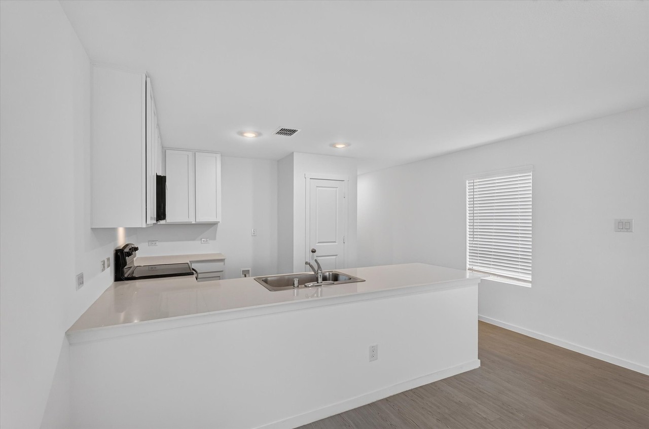 924 Sandhill Crane Ln - Photo 7 of 32