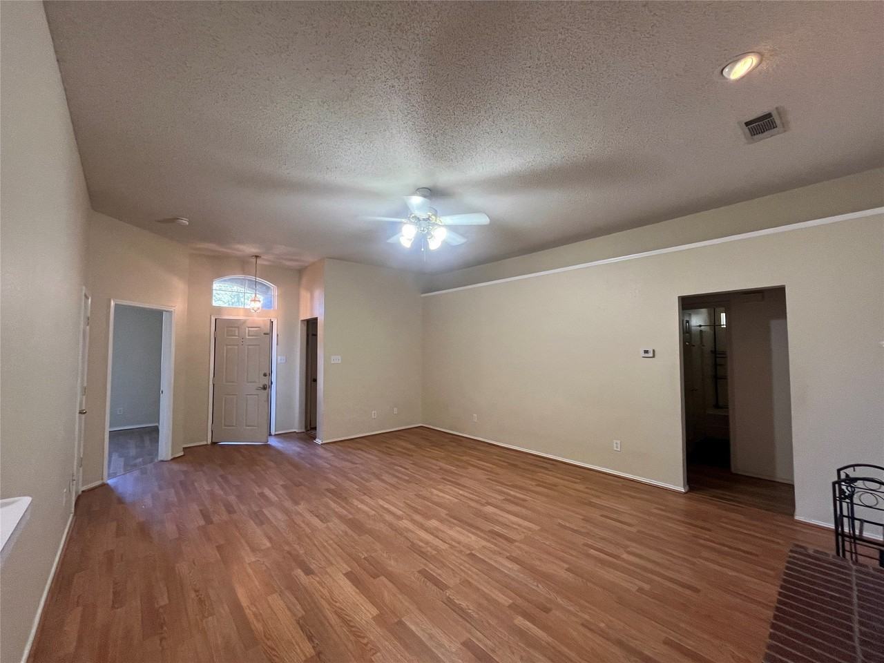 829 Shoreline Dr - Photo 2 of 20