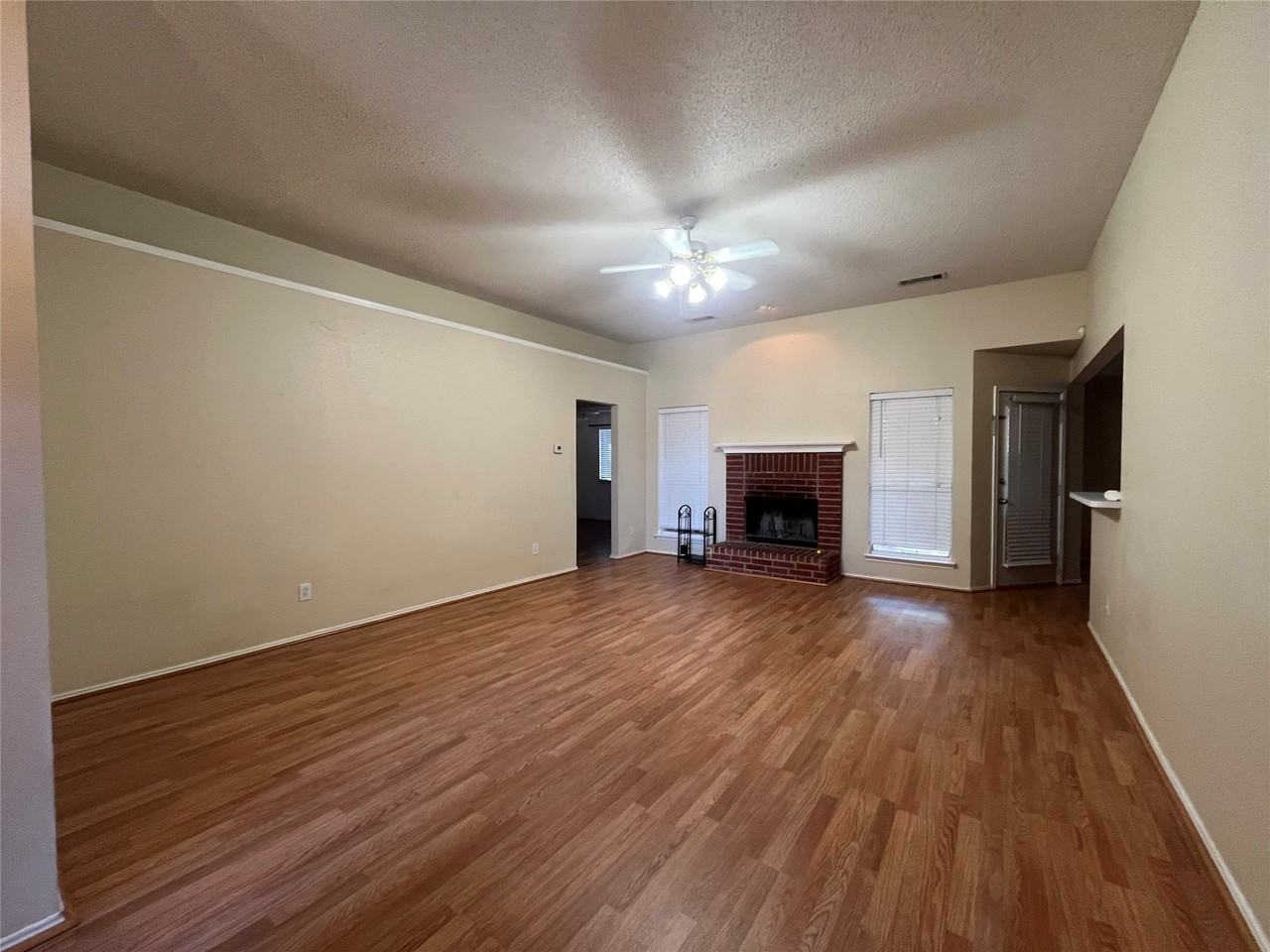 829 Shoreline Dr - Photo 3 of 20