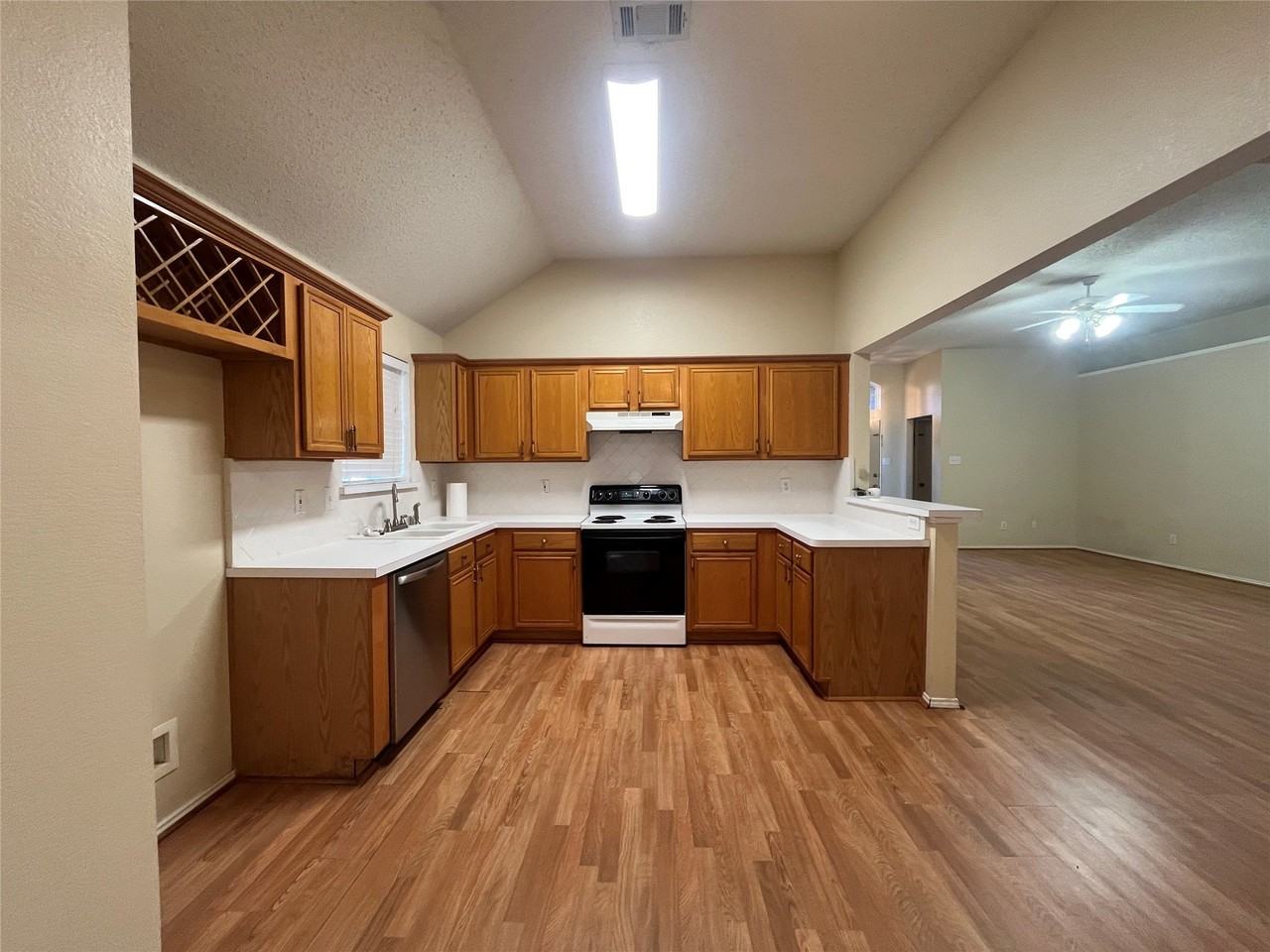 829 Shoreline Dr - Photo 5 of 20