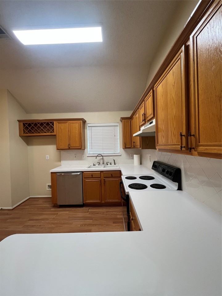 829 Shoreline Dr - Photo 6 of 20