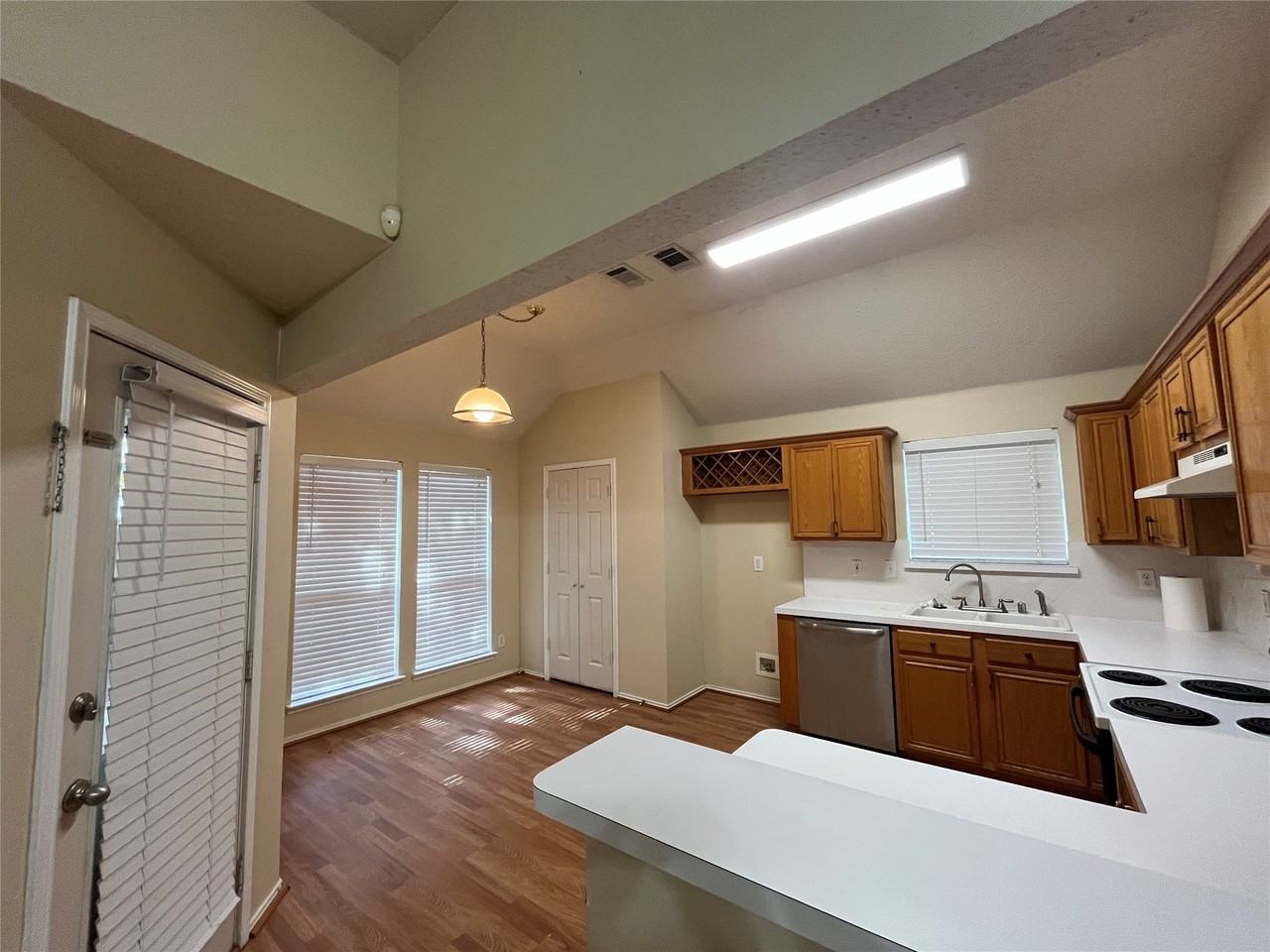 829 Shoreline Dr - Photo 7 of 20