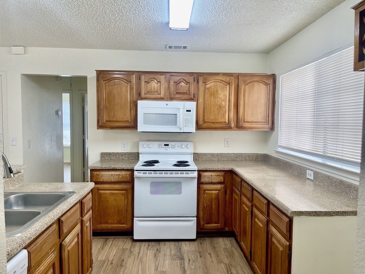 1414 Middleton Dr - Photo 4 of 14