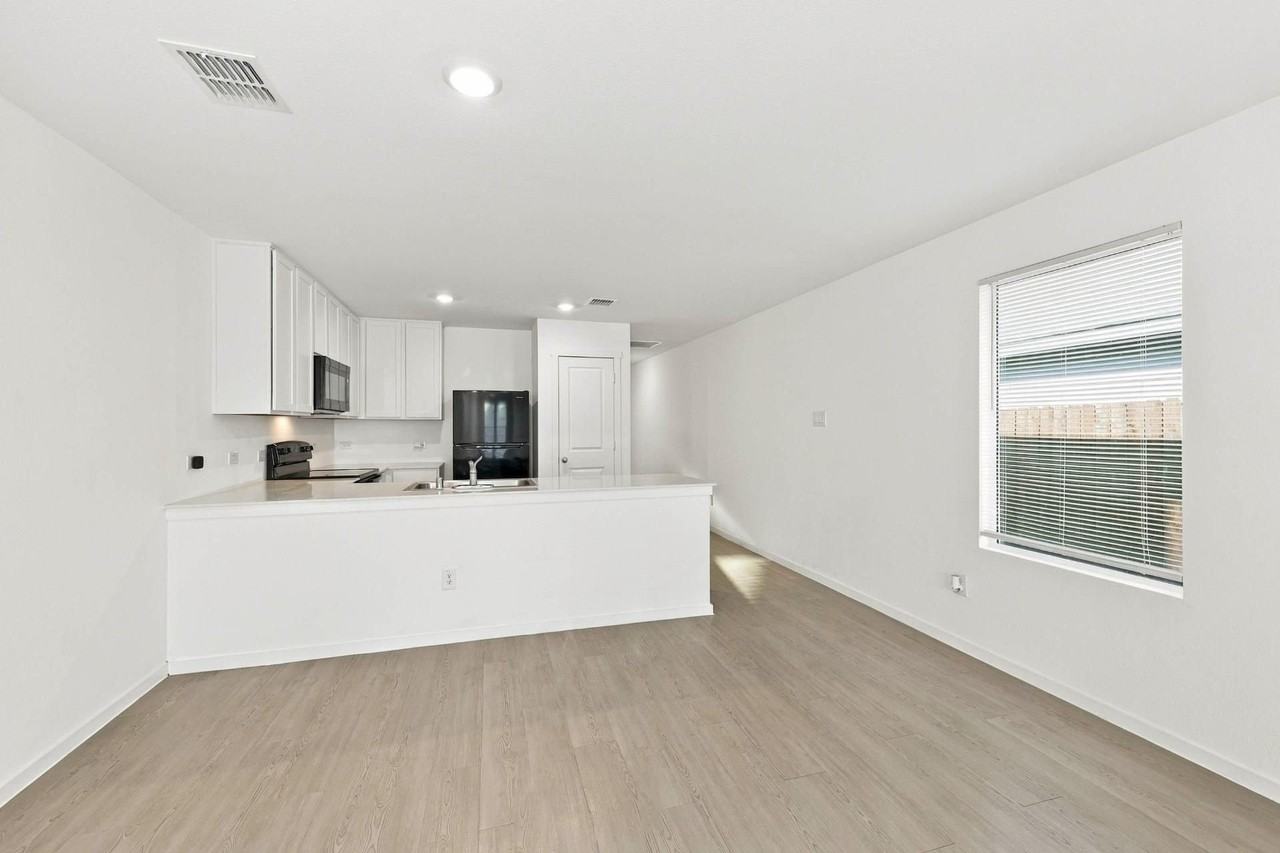 213 Poplar Pl - Photo 2 of 16
