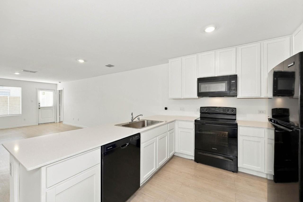 213 Poplar Pl - Photo 3 of 16