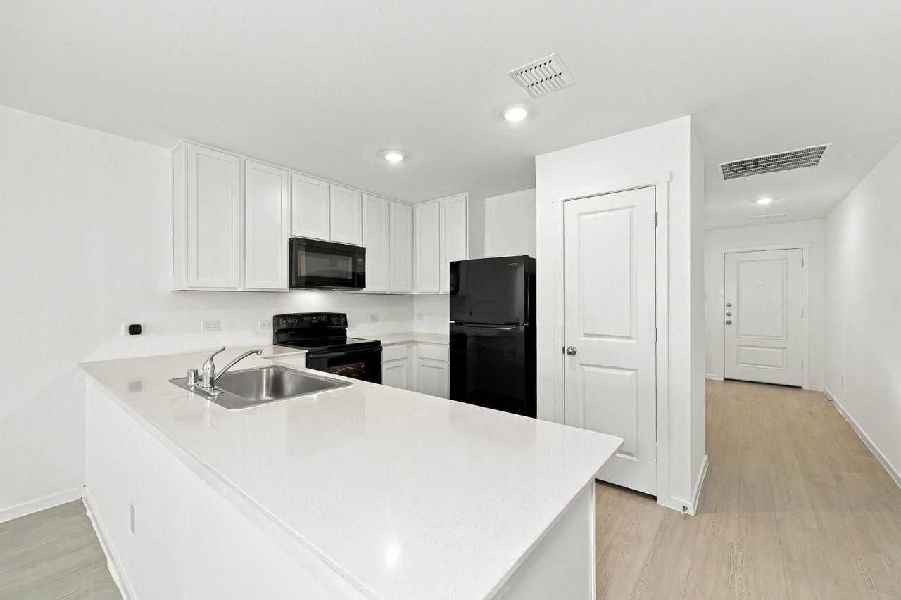 213 Poplar Pl - Photo 4 of 16