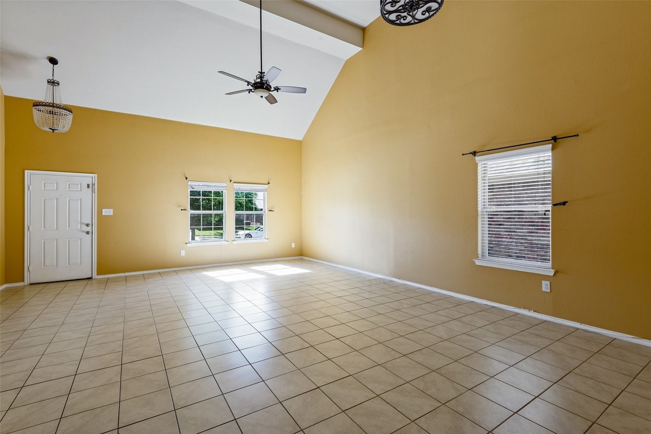 2430 Monty St - Photo 4 of 25