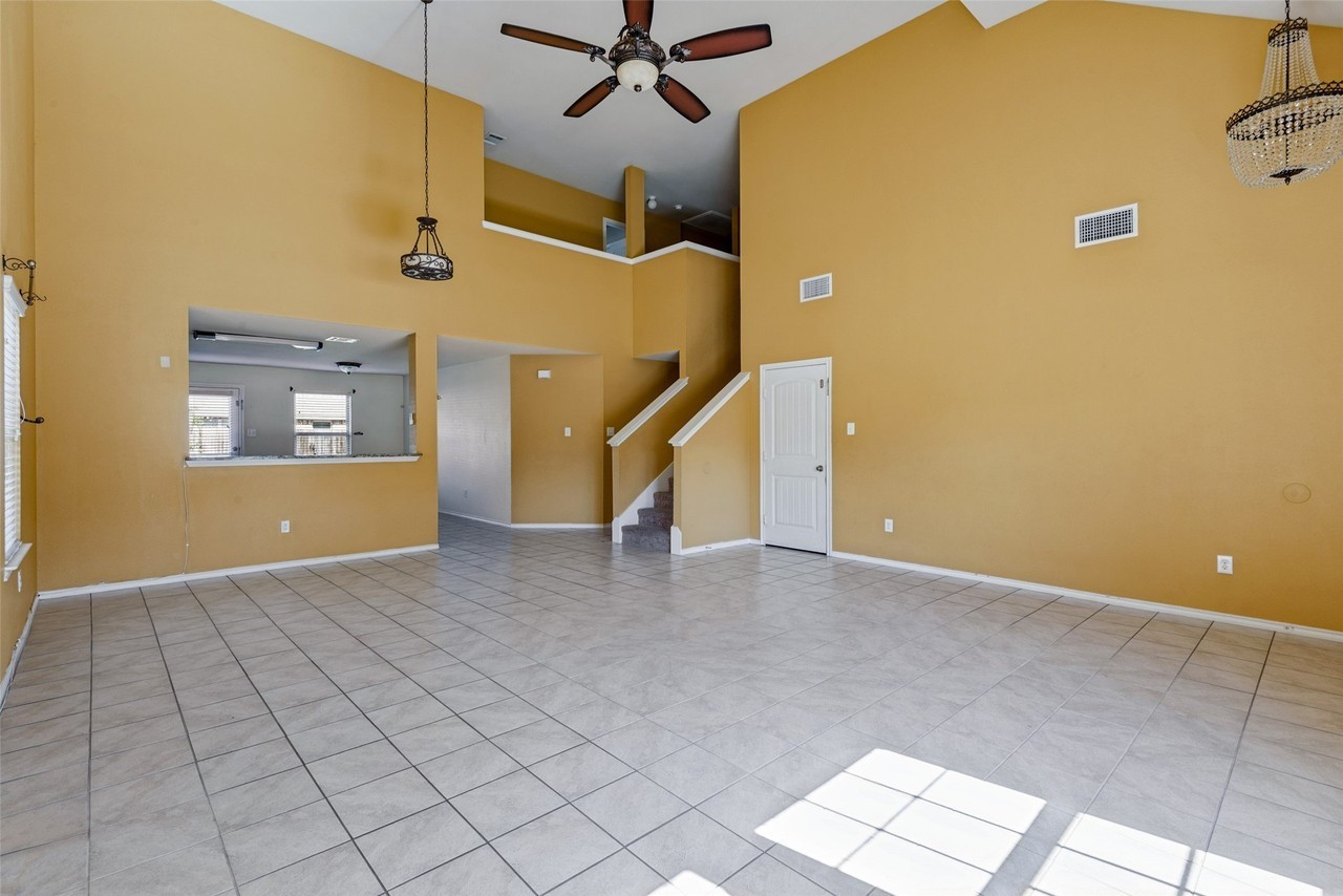 2430 Monty St - Photo 5 of 25