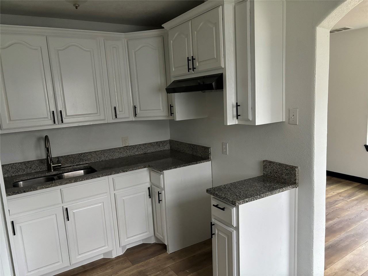 401 E Freeman St - Photo 6 of 12