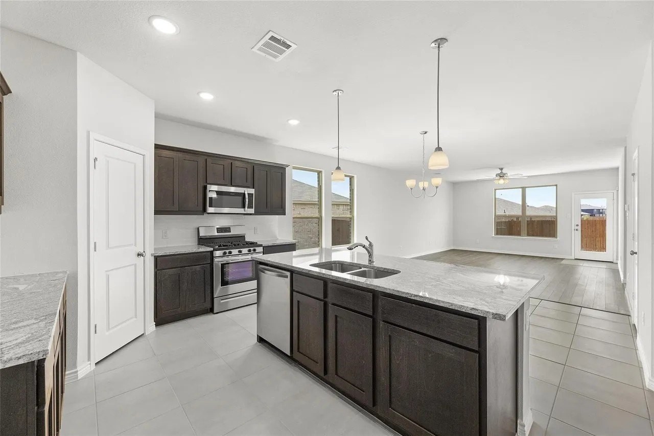 2816 Desert Lily Ln - Photo 4 of 17