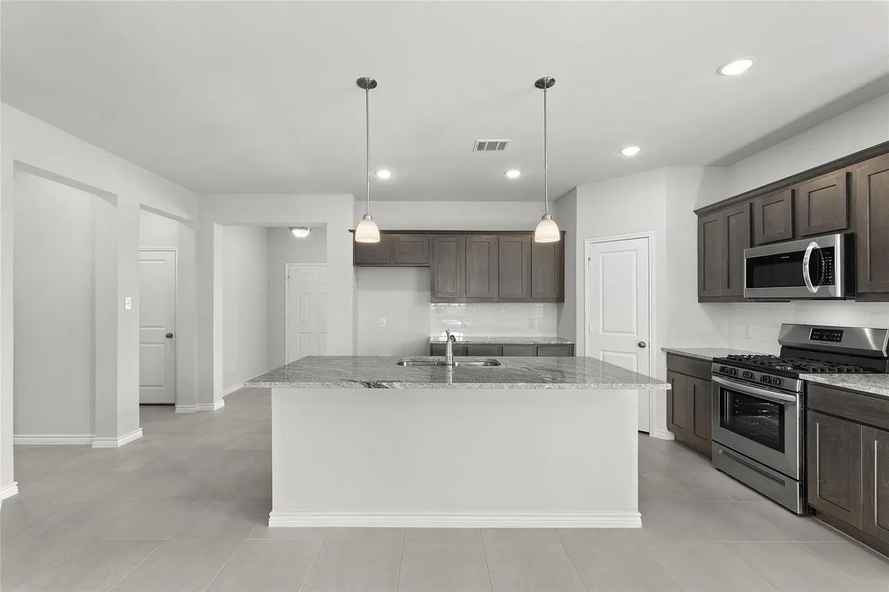 2816 Desert Lily Ln - Photo 5 of 17