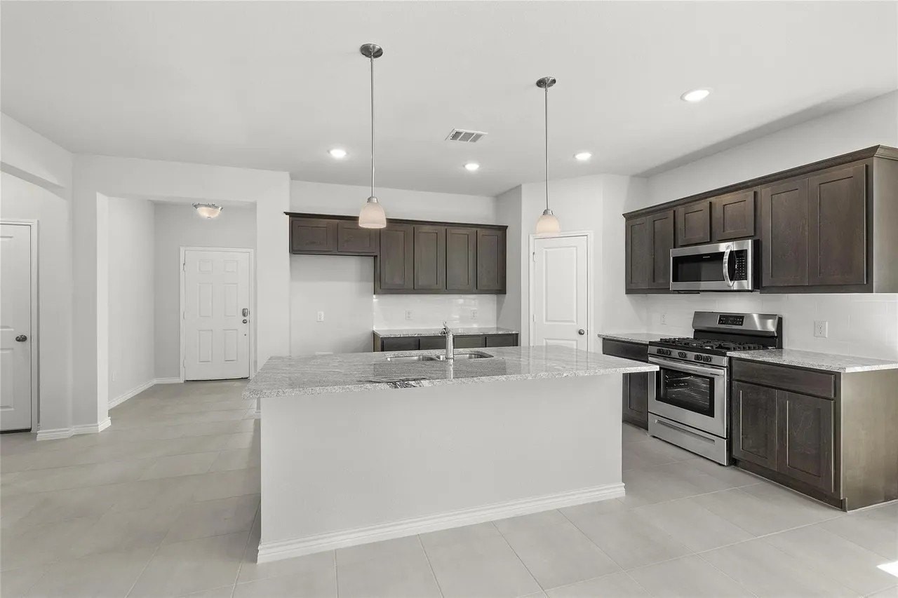 2816 Desert Lily Ln - Photo 6 of 17