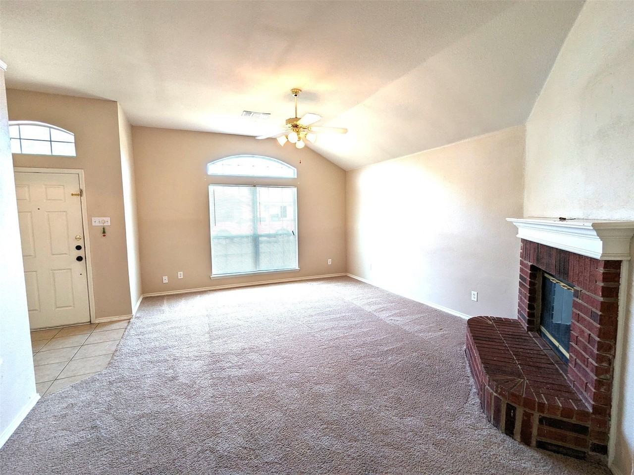 1621 Ocean Dr - Photo 3 of 17