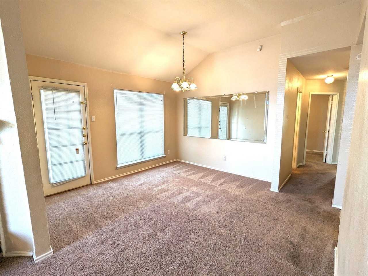 1621 Ocean Dr - Photo 4 of 17