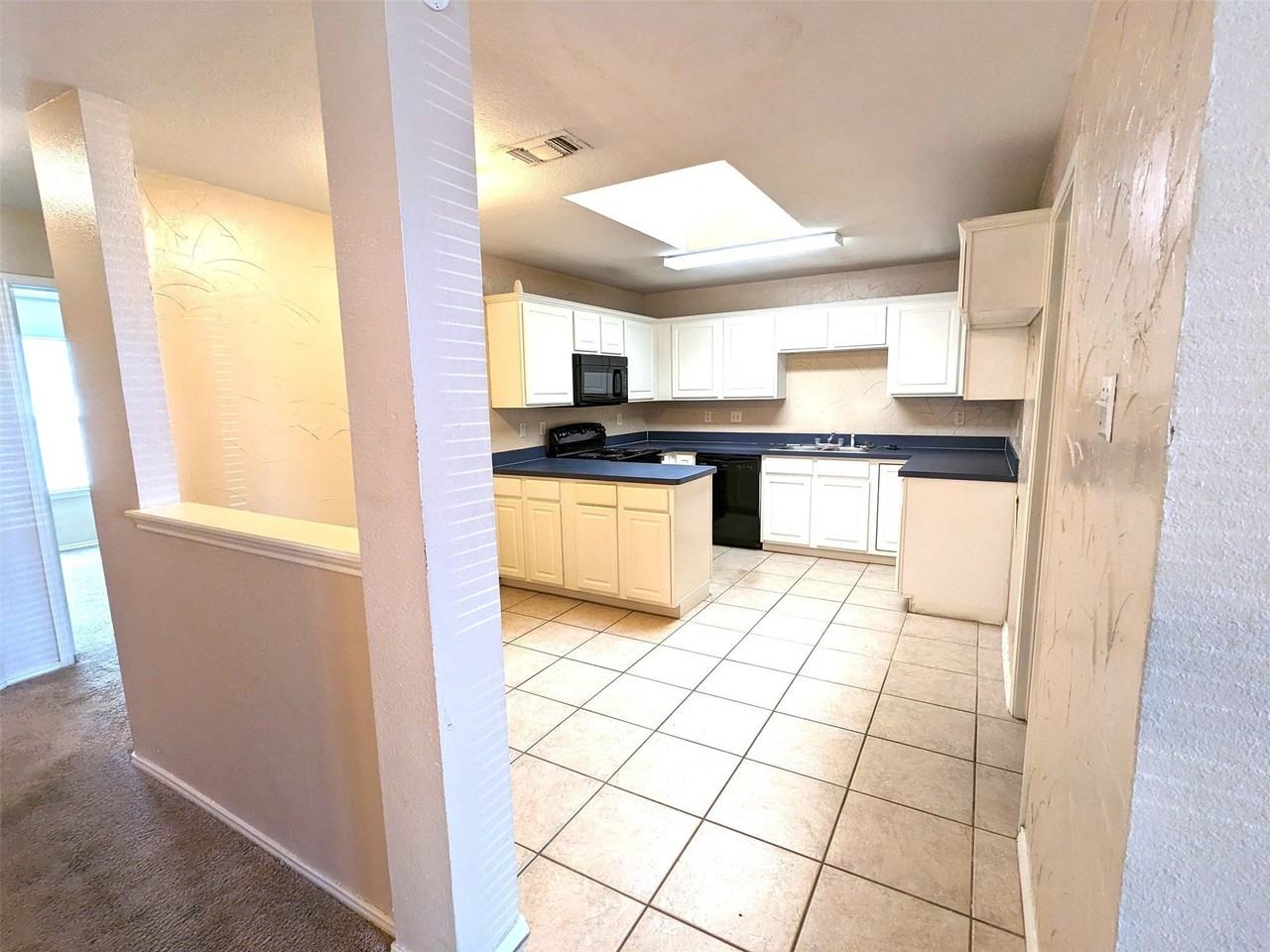 1621 Ocean Dr - Photo 5 of 17