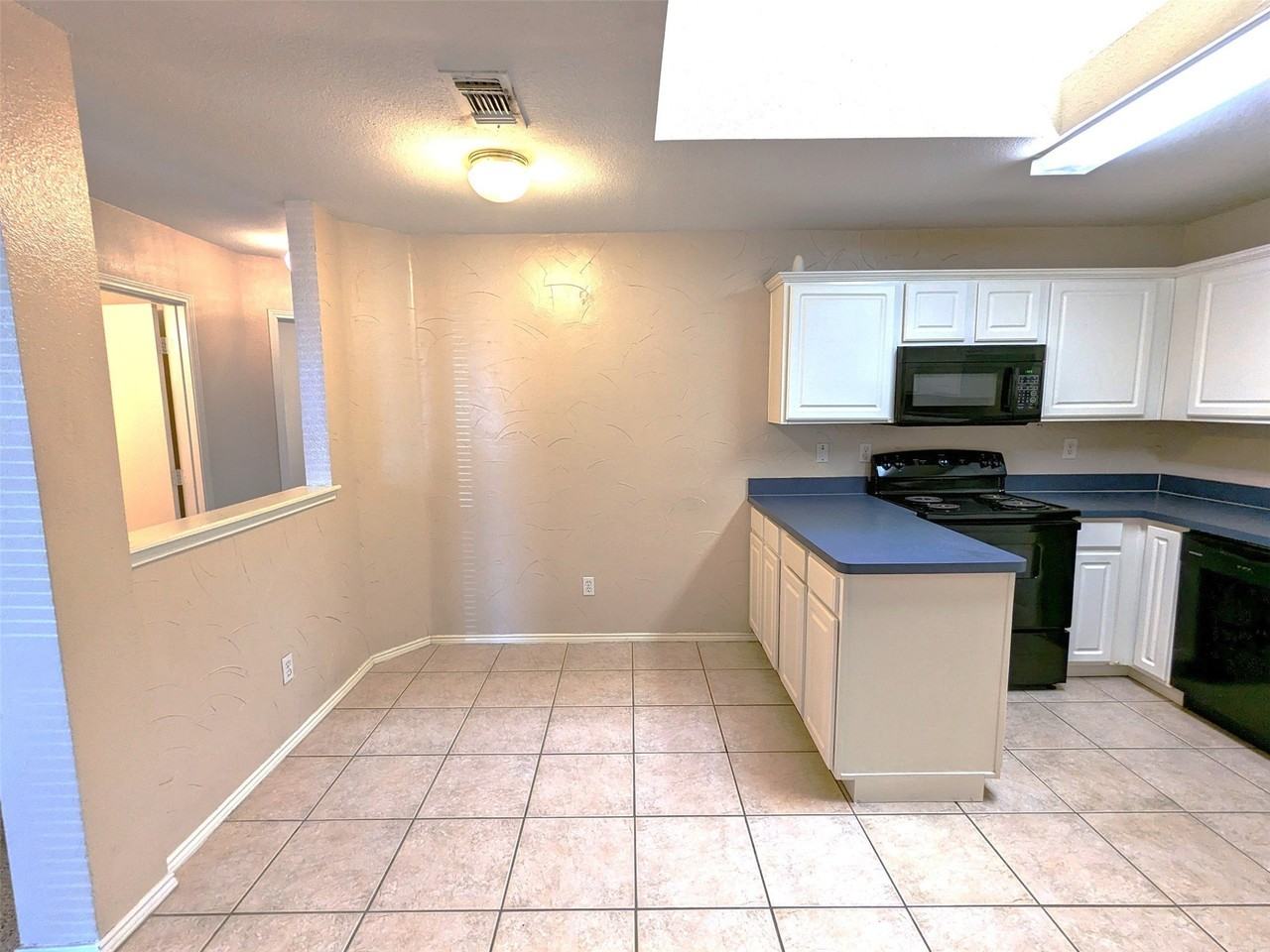 1621 Ocean Dr - Photo 6 of 17