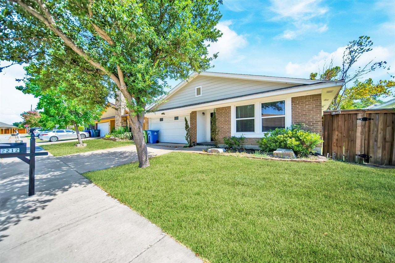 2212 Sheraton Dr - Photo 3 of 23