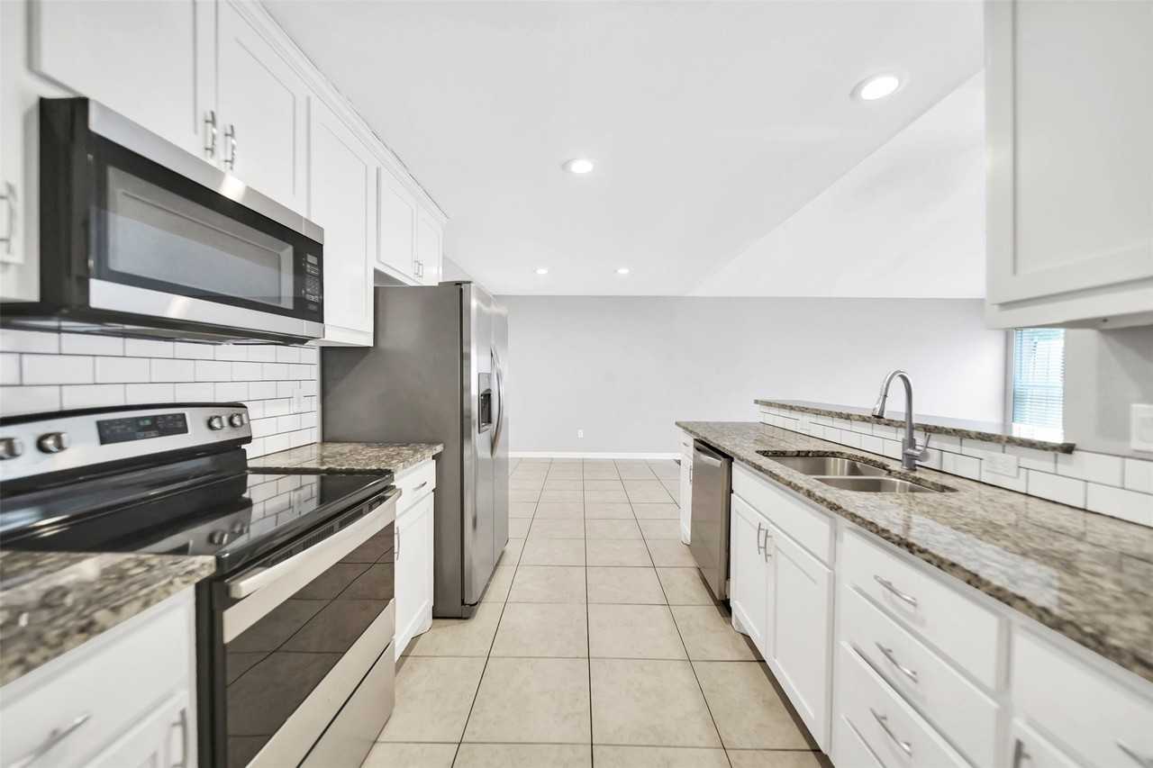 2212 Sheraton Dr - Photo 5 of 23