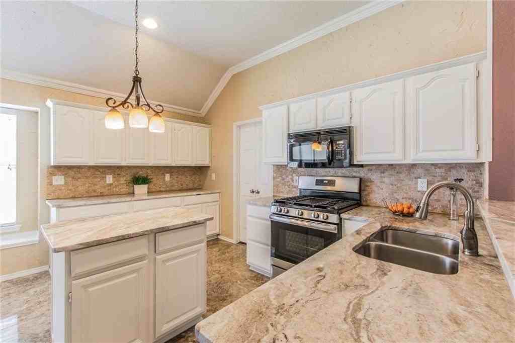1403 Morningside Ln - Photo 3 of 9