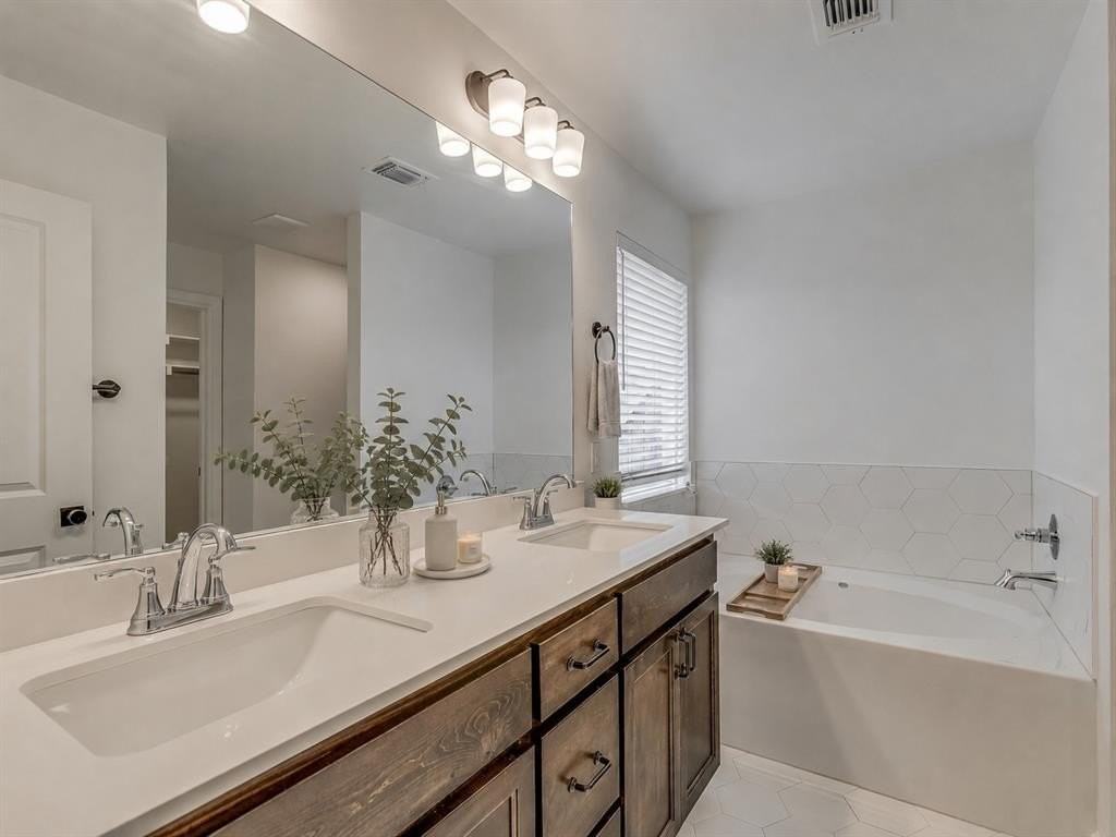 3717 Nw 177th St - Photo 5 of 41