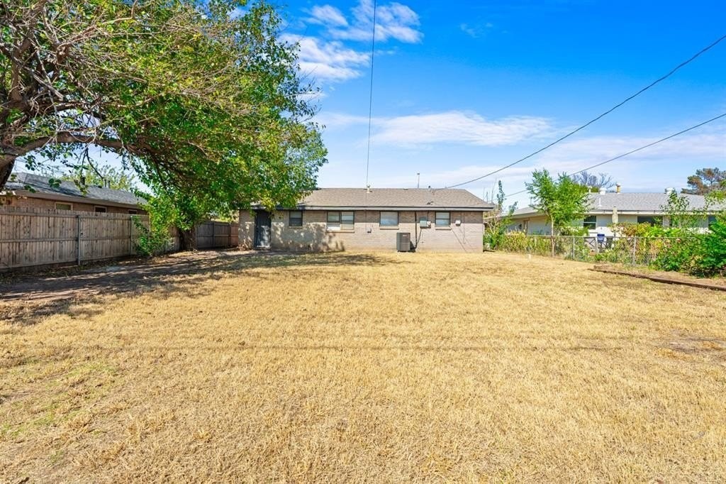 852 Nw 9th St - Photo 4 of 31