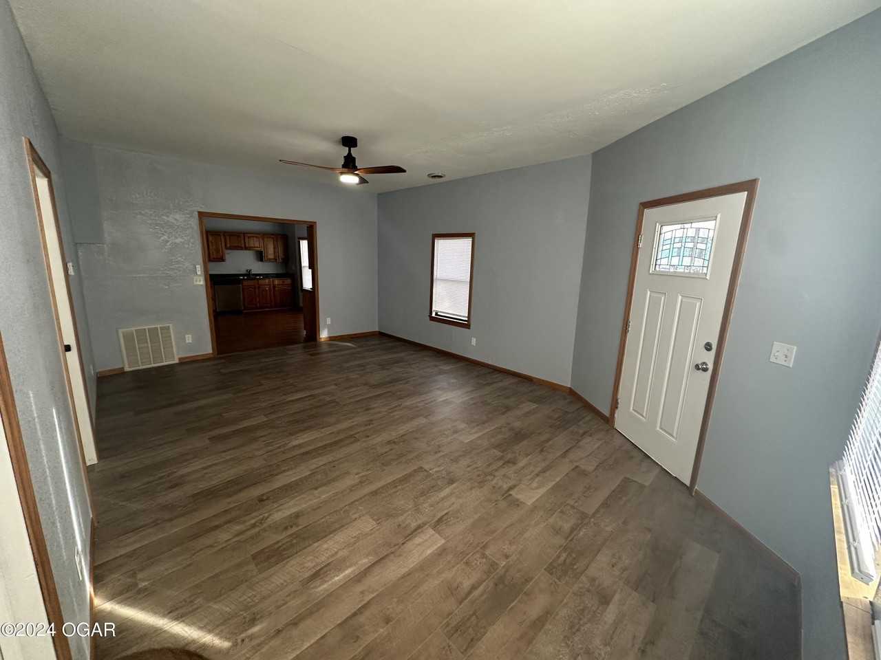 407 N Tom St - Photo 3 of 10