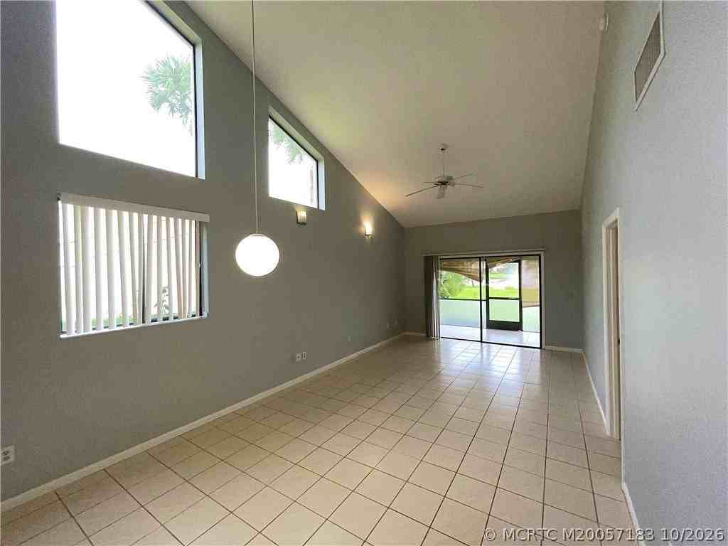 1644 Sw Crossing Cir - Photo 3 of 12
