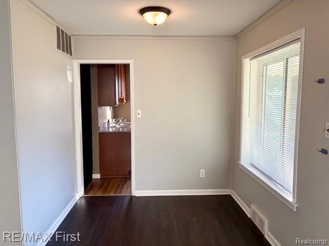 402 Kensington Ave - Photo 3 of 12