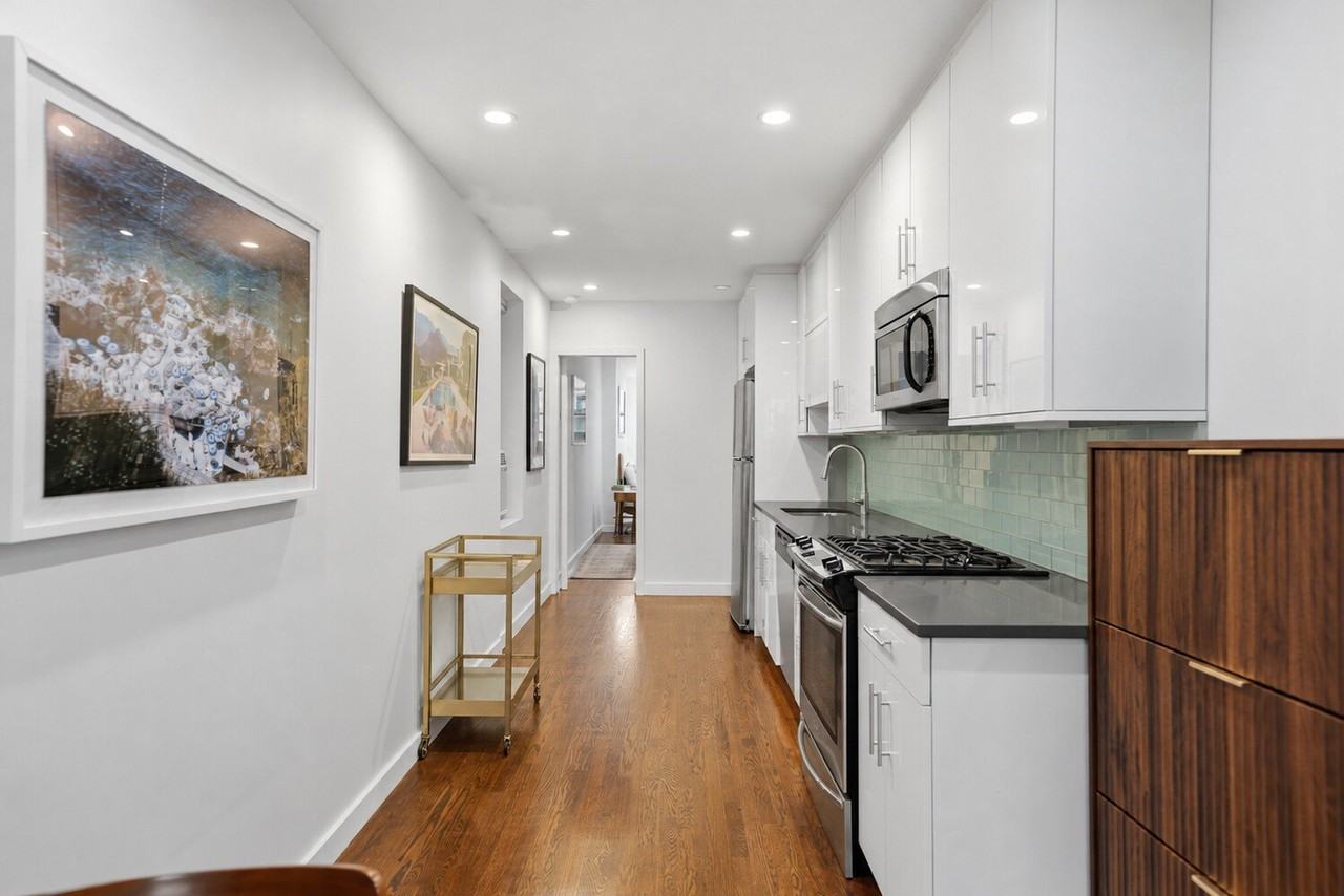 328 W 17th St - Photo 3 of 7