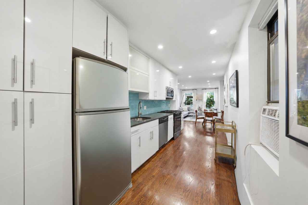 328 W 17th St - Photo 4 of 7