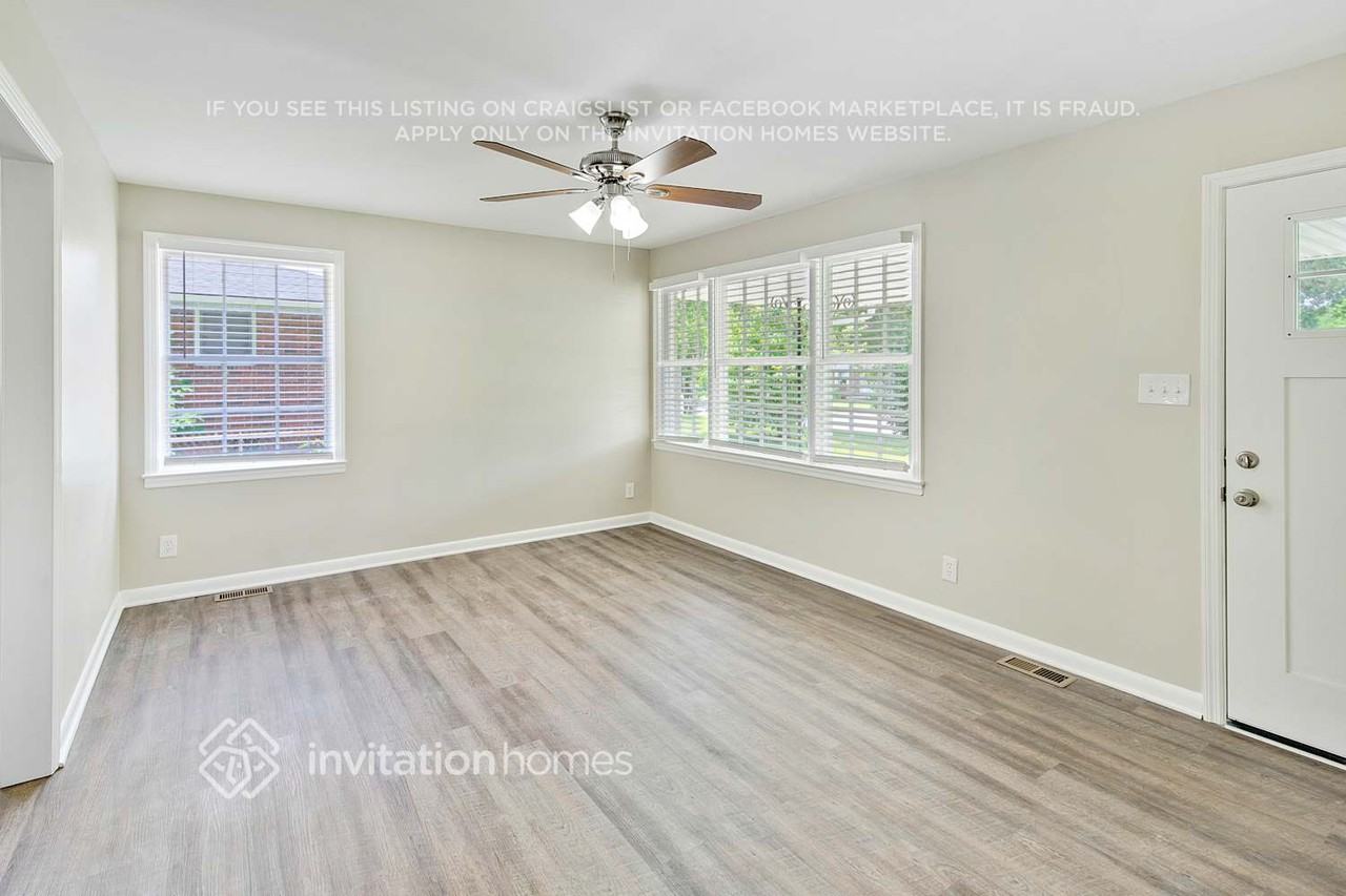 2828 Burbank Dr - Photo 5 of 30
