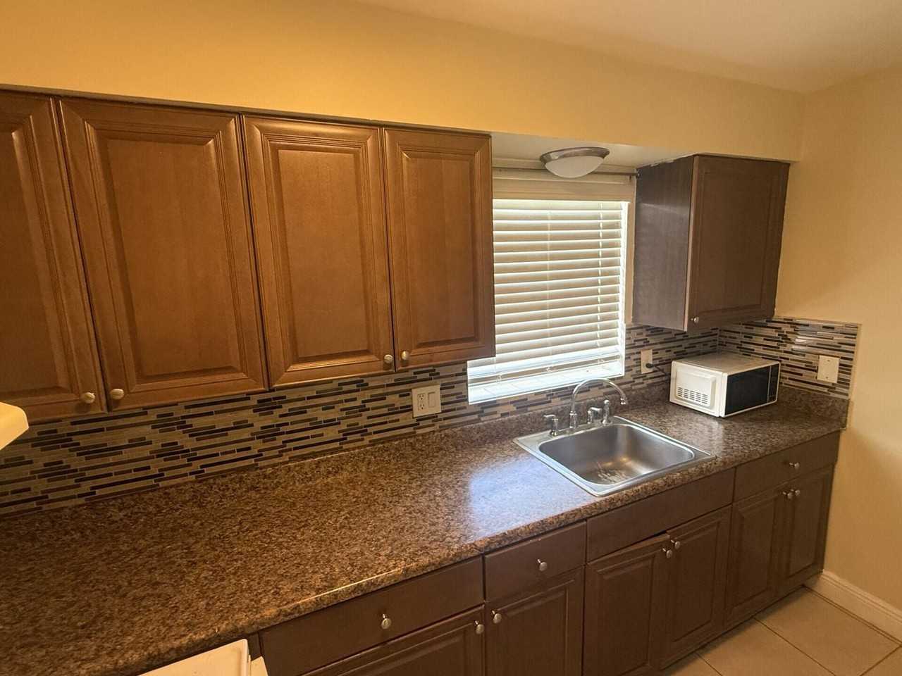 1415 N J St #4 - Photo 3 of 14