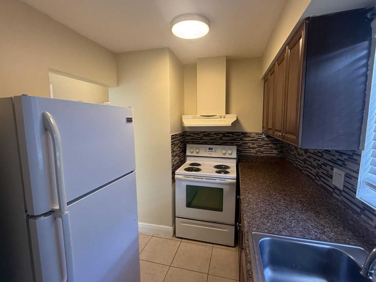1415 N J St #4 - Photo 4 of 14