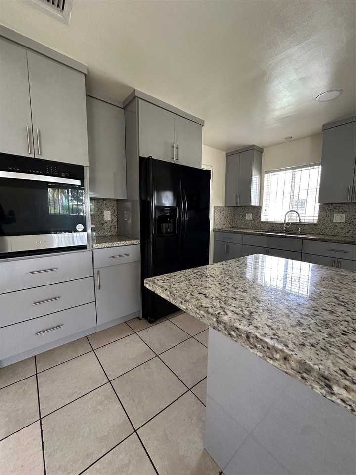 18811 Nw 29th Ct - Photo 4 of 25