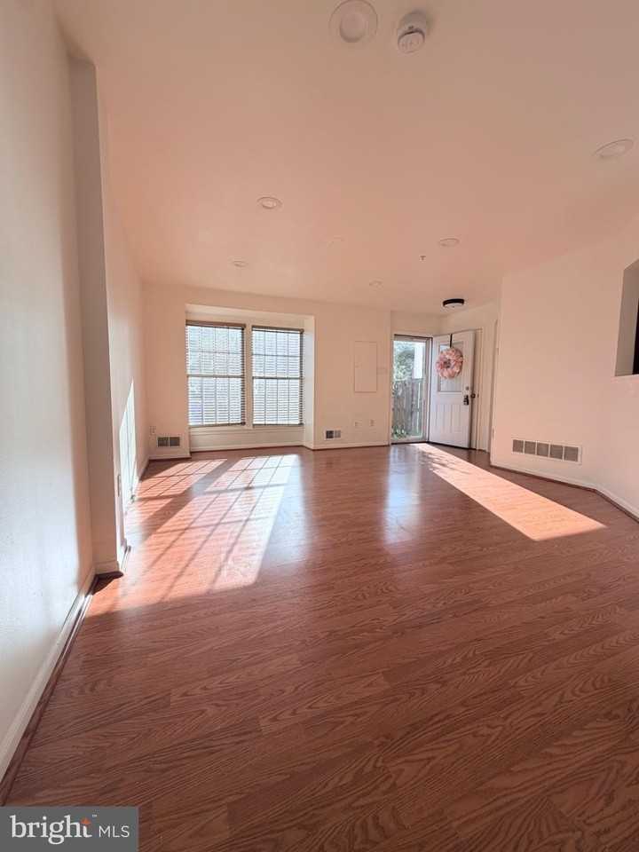 5707 Duke Ct - Photo 6 of 37