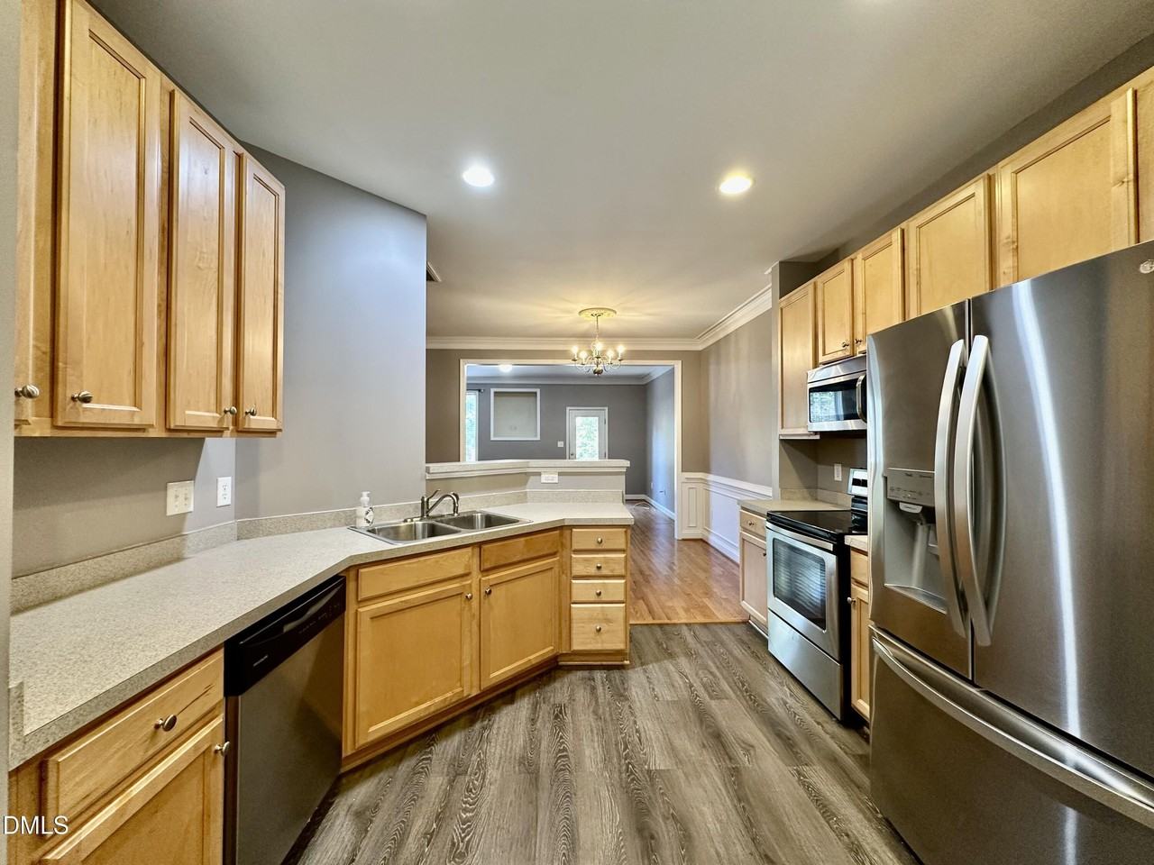 523 Village Loop Dr - Photo 4 of 23