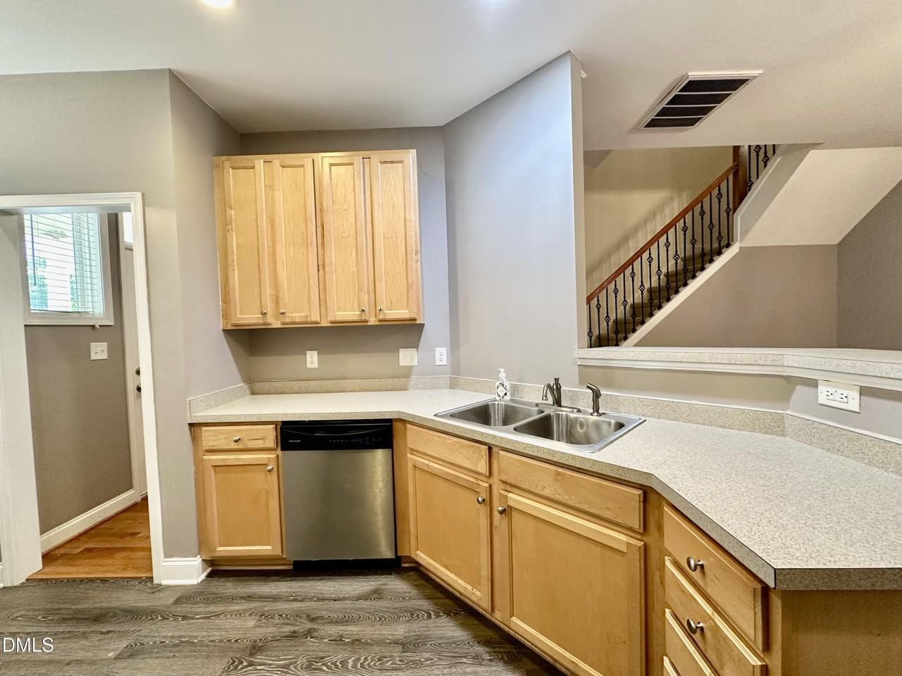 523 Village Loop Dr - Photo 5 of 23