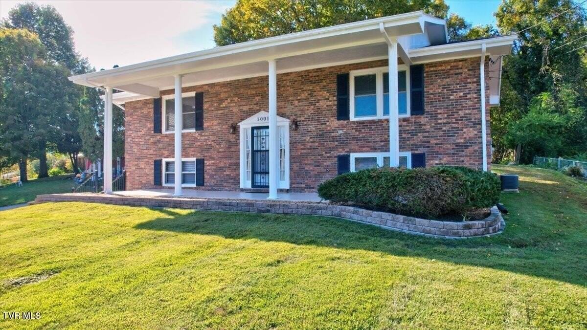 1001 Ridgefield Cir - Photo 2 of 43