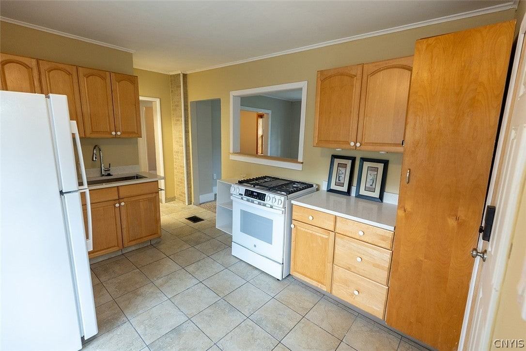 204 E Genesee St - Photo 5 of 30