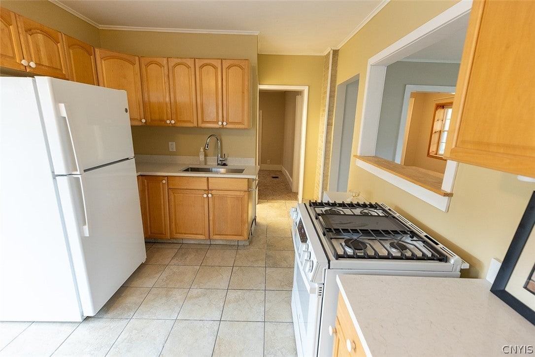 204 E Genesee St - Photo 7 of 30