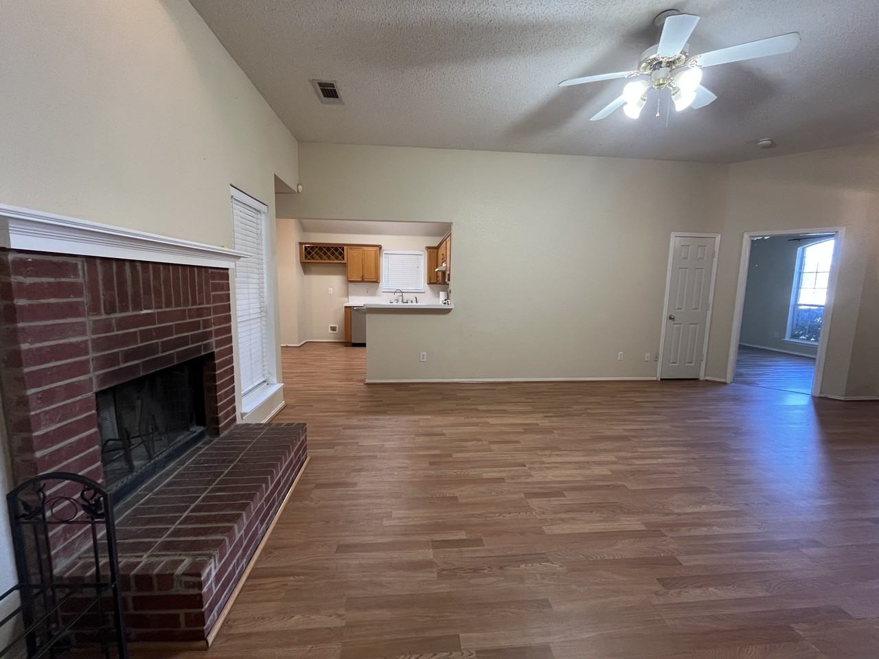 828 Shoreline Dr - Photo 2 of 20