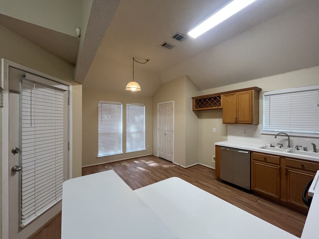828 Shoreline Dr - Photo 6 of 20