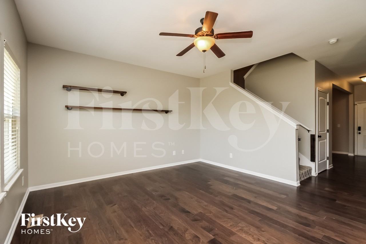 11031 N Jefferson St - Photo 2 of 15