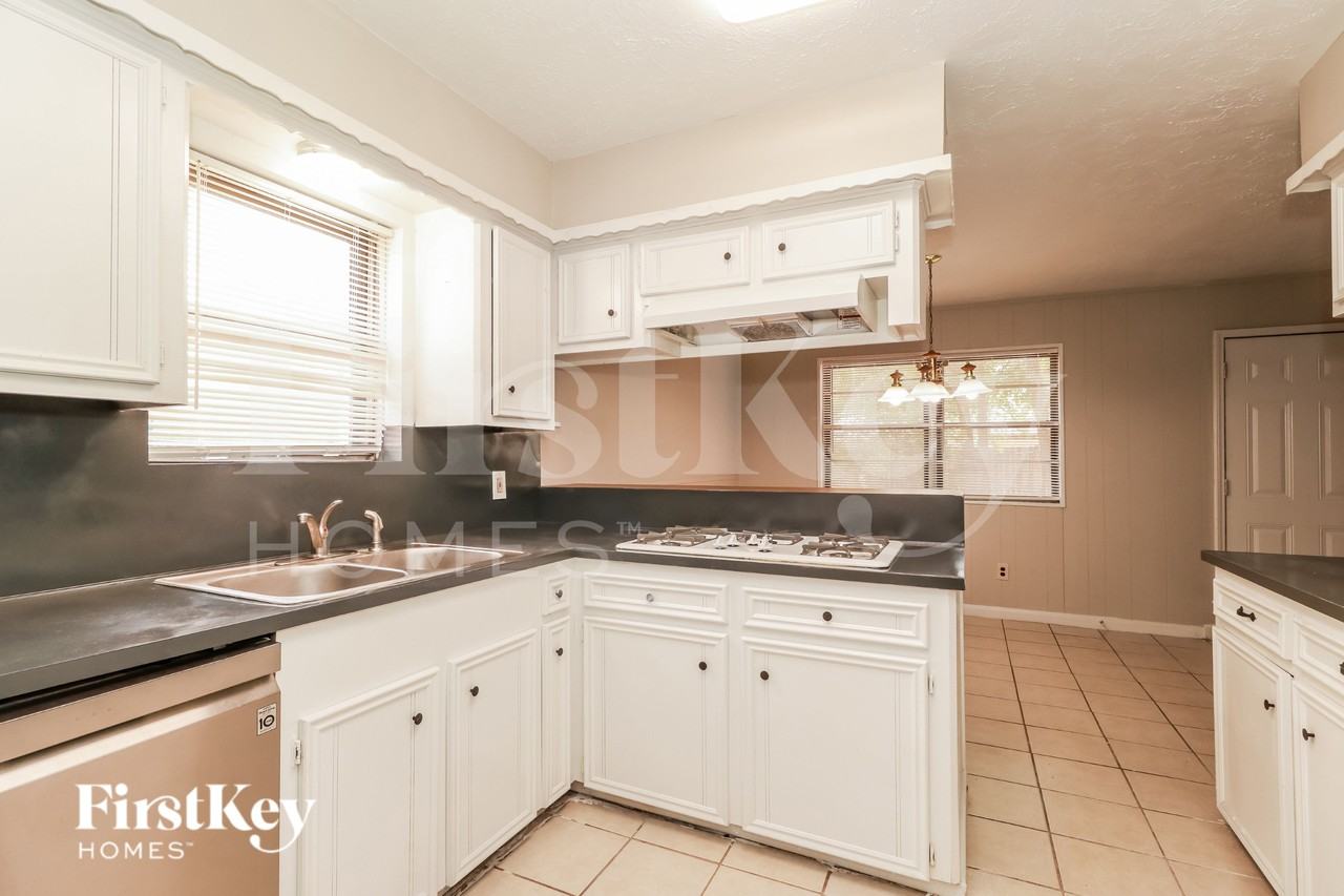 9727 John Bank Dr - Photo 6 of 16